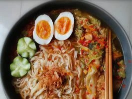 MEMBUAT MIE TANPA MESIN DENGAN MUDAH by Khadijah Az