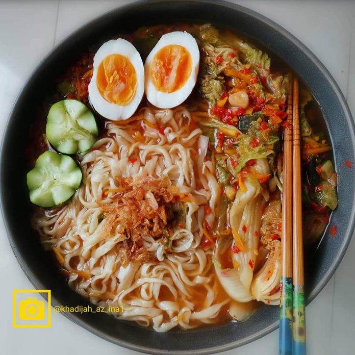 MEMBUAT MIE TANPA MESIN DENGAN MUDAH by Khadijah Az