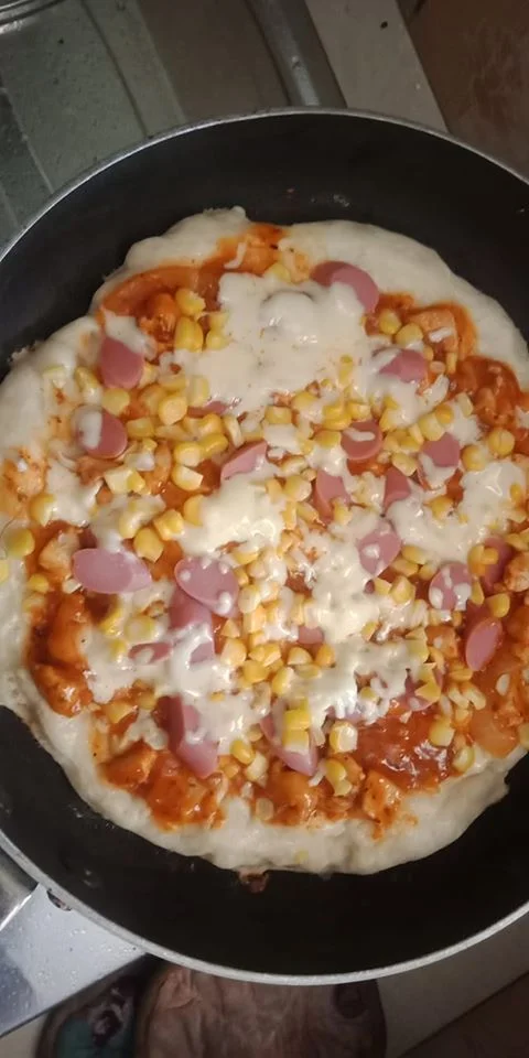 PIZZA TANPA ULEN/PIZZA TEFLON ala LC by E.W. Arrey