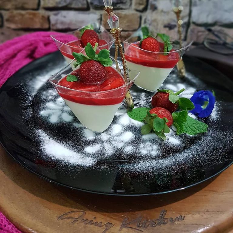 Pannacotta saus strawberry by Aning Miza