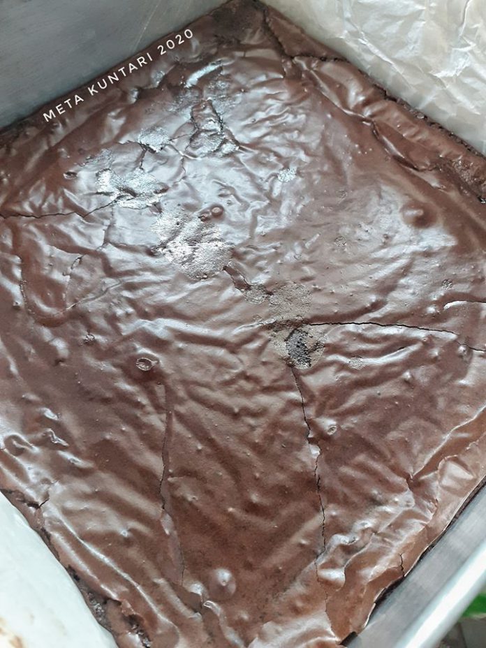 SHINY CRUST BROWNIES by Meta Kuntari