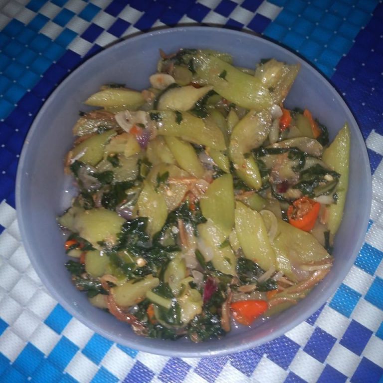 Tumis lumbu/lompong/keladi sayur by Dewi Fatmawati