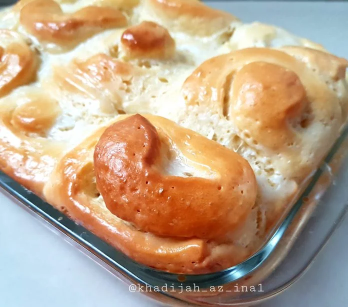 COCONUT MILK ROLL (ROTI SANTAN) by Khadijah Az