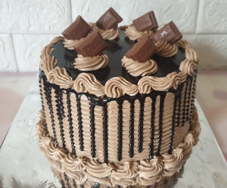 menghias kue dengan Basecake coklat kukus by Siti Hodijah