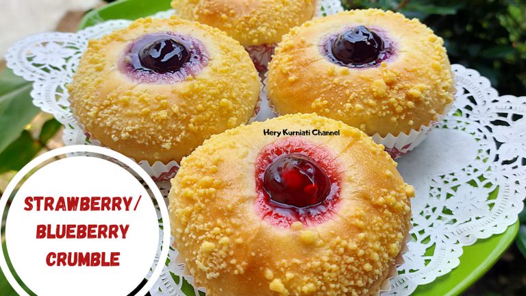 membuat strawberry / Blueberry crumble by Hery Kurniati