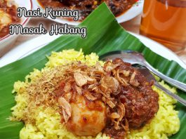 Menu Sarapan Khas Kalimantan Nasi kuning Telur Haruan Masak Habang