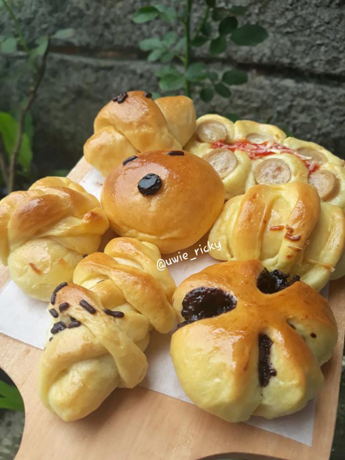 ROTI UNYIL BUTTER ROLLS by Uwie Arkaweludin