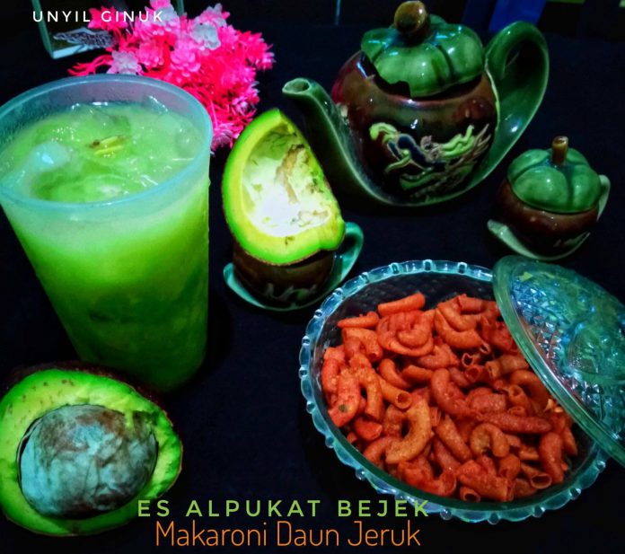 Yang seger mau lewat Es Alpukat Bejek by Annansya Aina