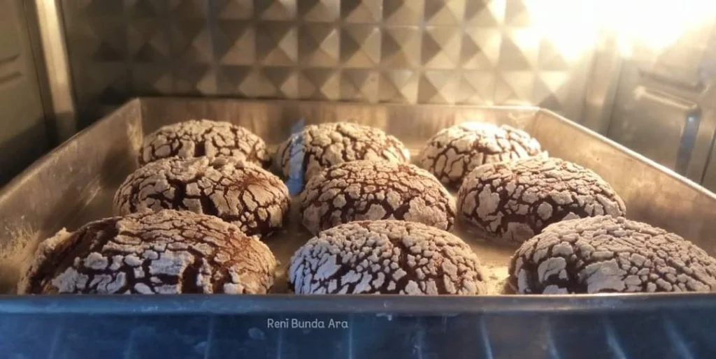 kue kering CHOCOLATE CRINCKLE COOKIES by Reni Dwi Arti Agustina