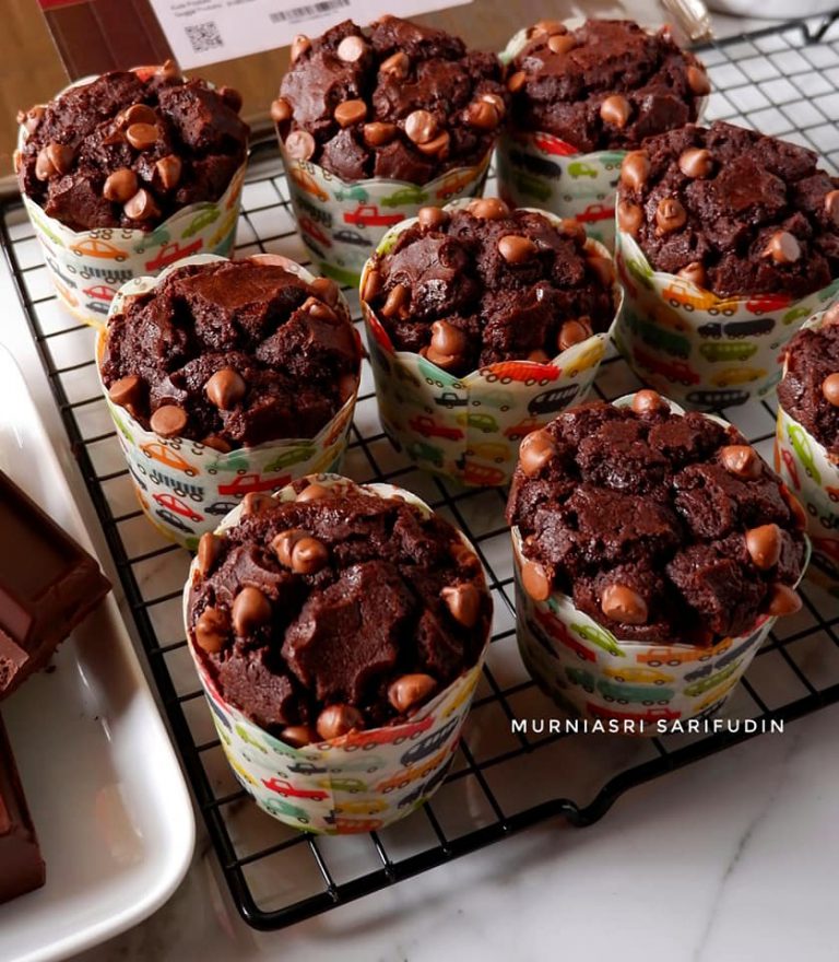 super nyokelat CHOCOLATE CUSTARD MUFFINS by Nadya Adzra