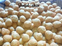 yang lain sibuk bikin aneka kuker, Pempek adaan by Dapurnya Anggie