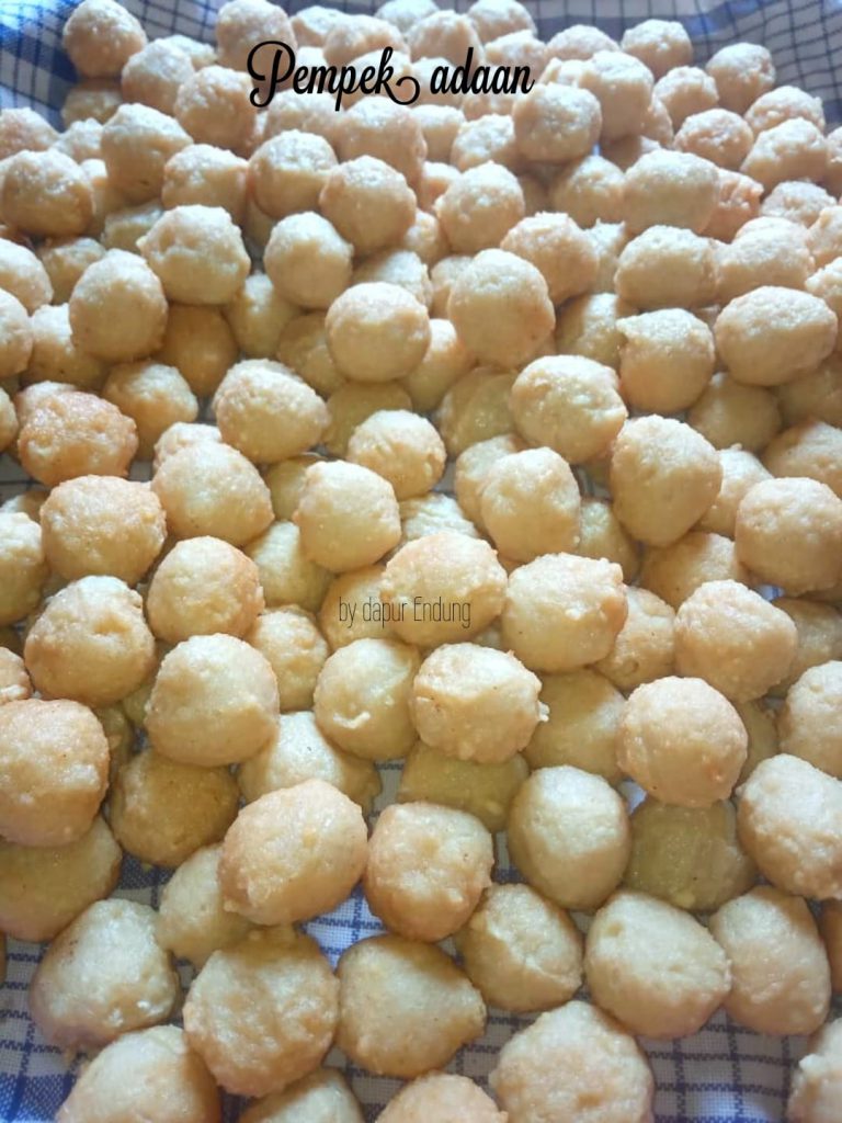 yang lain sibuk bikin aneka kuker, Pempek adaan by Dapurnya Anggie