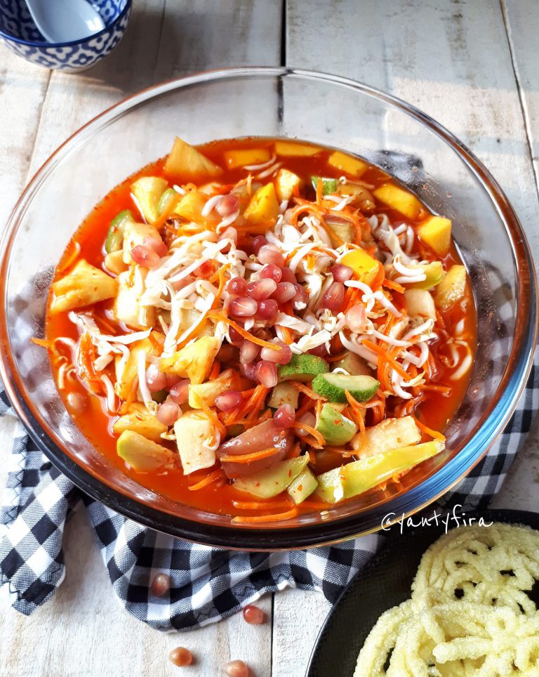 asam, manis, pedas dan aroma terasinya pas banget ASINAN  CUKA by Yanty Fira