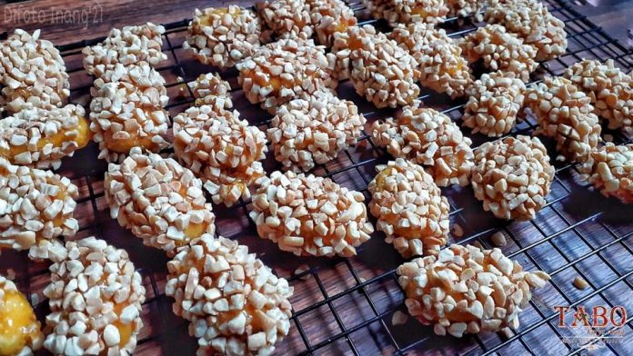 kue kurma / karamel kacang / lontong paris by Dewi Pecinta Hujan