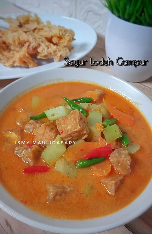 keluarga suka Sayur Lodeh Campur by Ismy Maulidasary