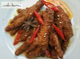 ceker yang merekah, empuk, dan lepas dari tulangnya by Vici Lucianti