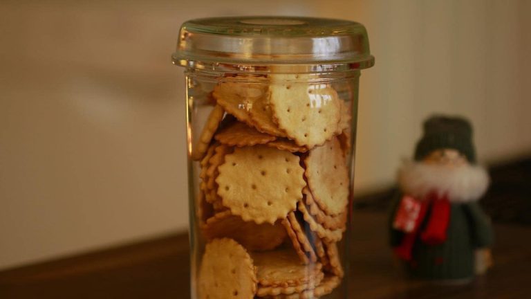 padat dan kriuk SALTED CRACKERS by Dapursicongok Dapursicongok