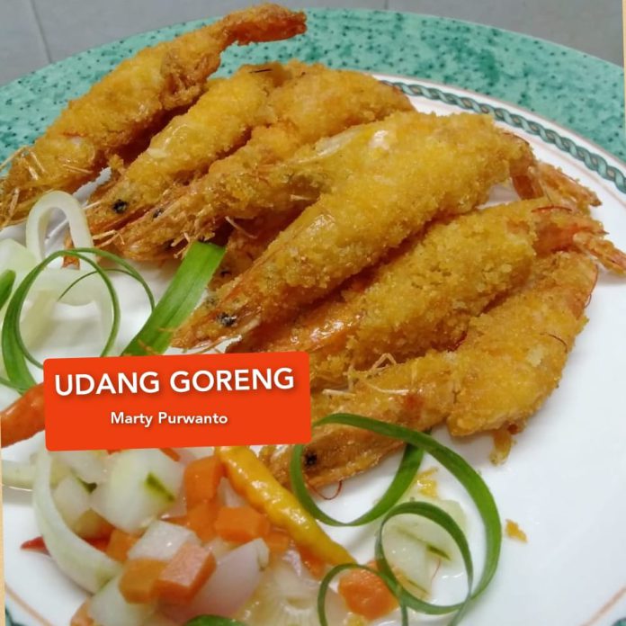 Menu santap siang udang goreng by Marty Purwanto