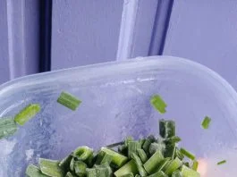 Menyimpan Daun Bawang by Vika Dwi Indira