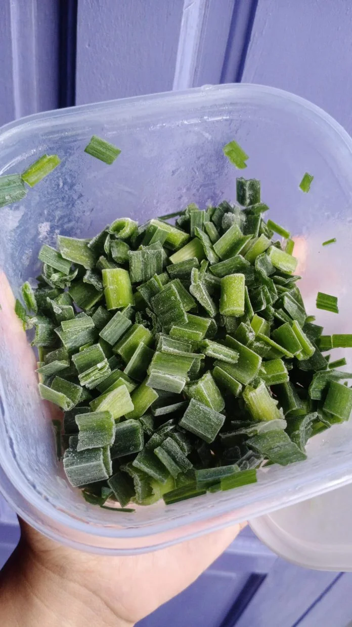 Menyimpan Daun Bawang by Vika Dwi Indira