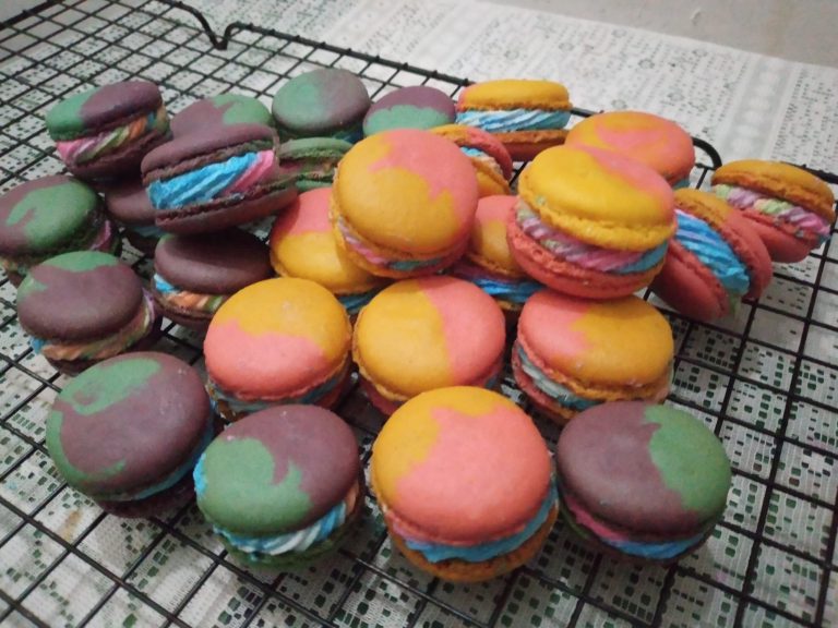 Macaron pelangi dengan isian russian buttercream