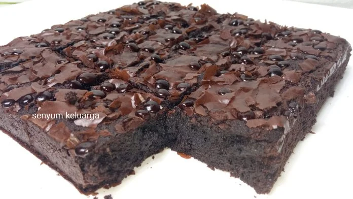 Fudgy brownies shiny crust oven tangkring tanpa mixer by Fatiha Fudgy brownies shiny crust oven tangkring tanpa mixer by Fatiha