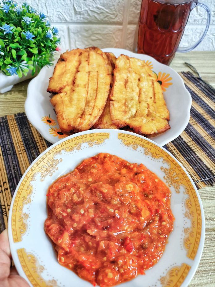 SANGGARA PEPPE pisang goreng mengkal gurih dan dicocol sambel Ngemil dan ngeteh dulu sambil nungguin masakan mateng.