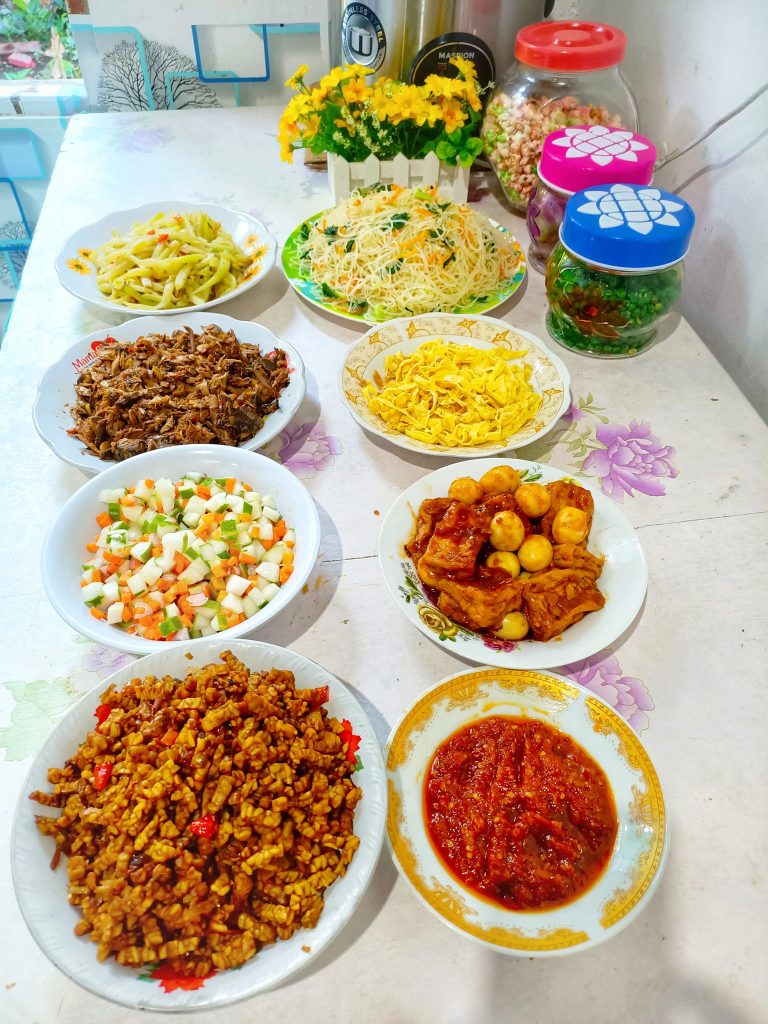 NASI KUNING dan TUMIS IKAN ASAP by Novie Kurnia Wardani