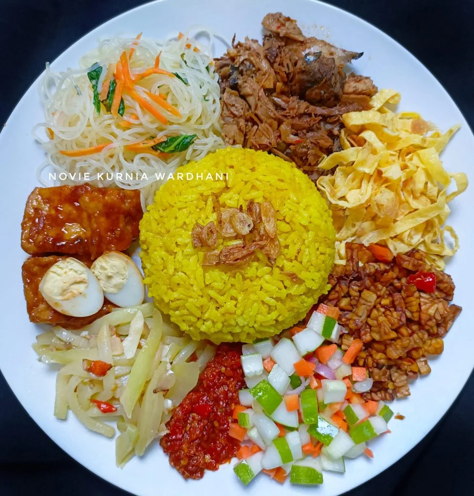NASI KUNING dan TUMIS IKAN ASAP