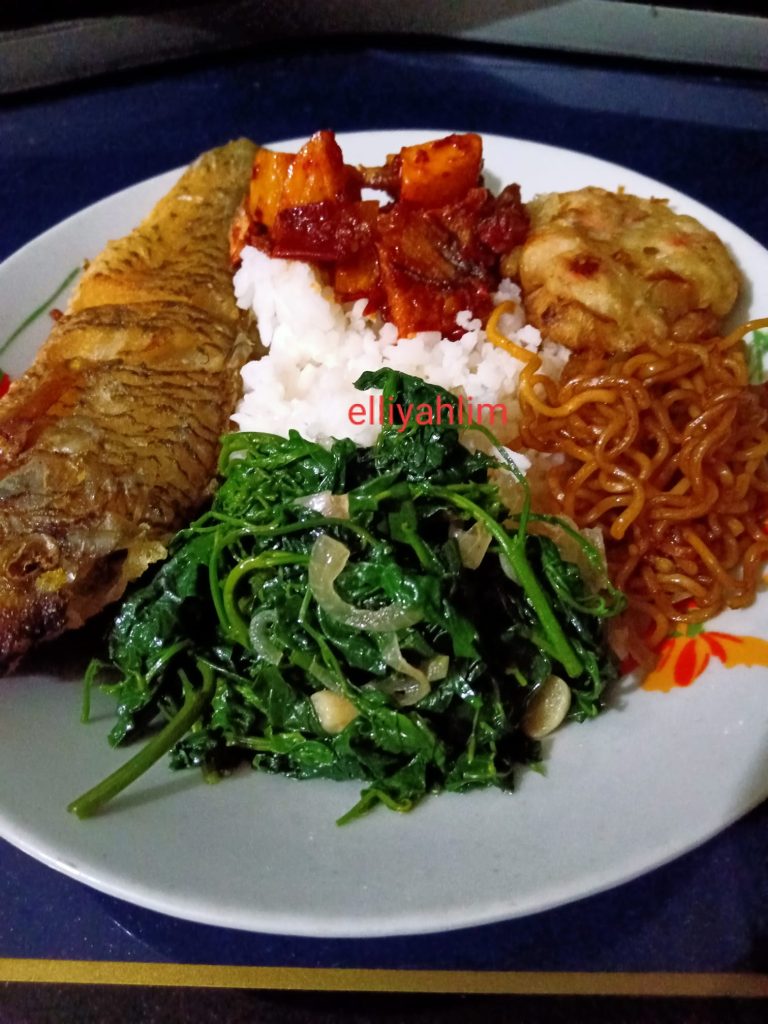 Sayur manis atau Tumis sayur katuk by Elliyah Lim