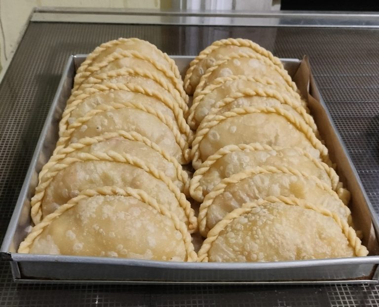 teman minum teh atau kopi bisa juga sebagai ide jualan Resep Pastel Tanpa Telur by Dewi Sriasih