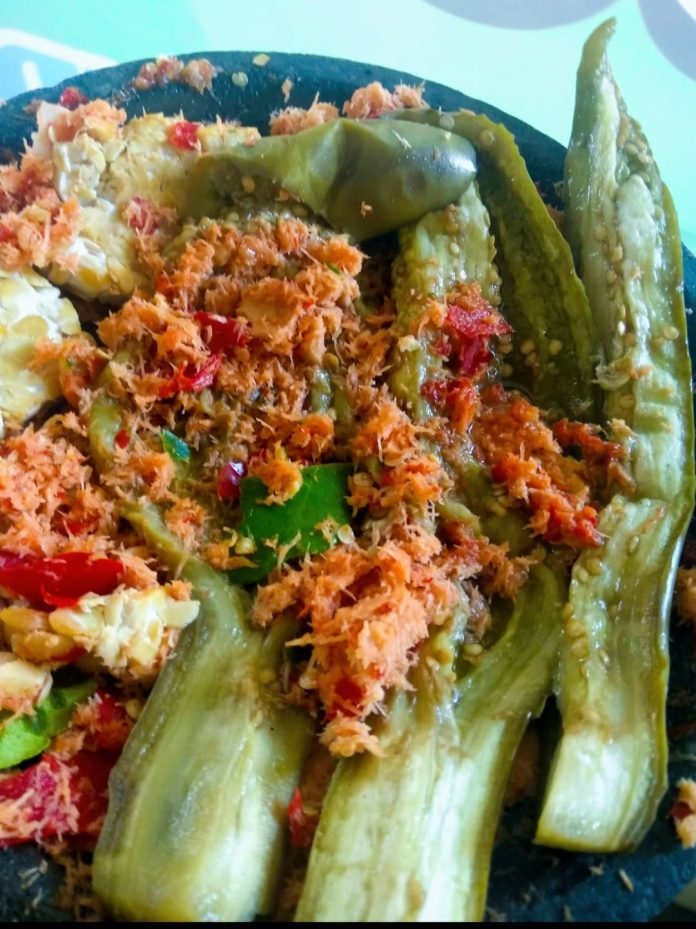 TERONG DAN TEMPE KUKUS SAMBEL KELAPA by Anis Hidayati